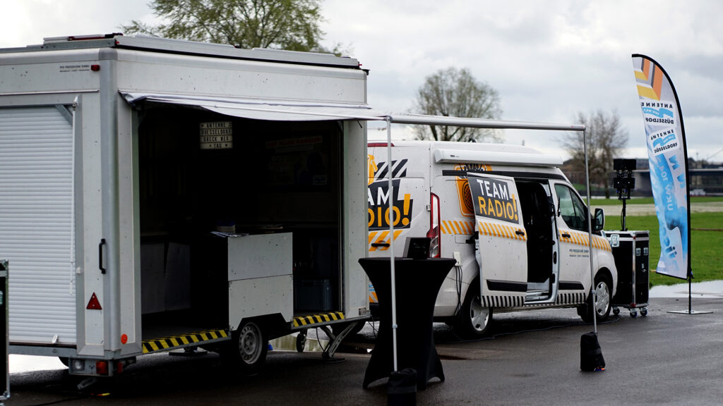 Das mobile Studio an den Oberkassler Rheinwiesen